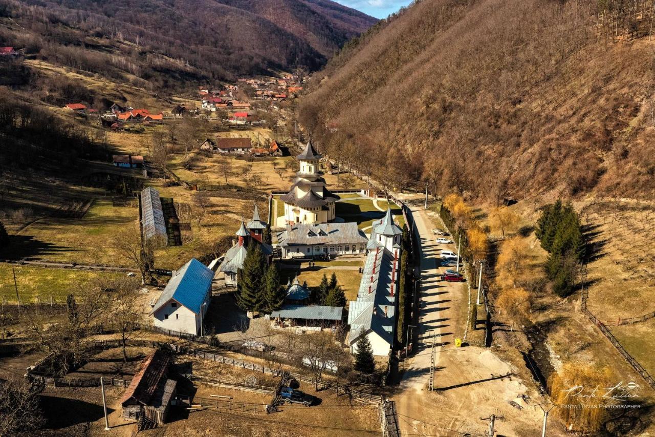 Casa Micutu Si Lya Strungari Exterior foto