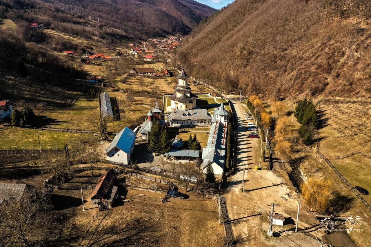 Casa Micutu Si Lya Strungari Exterior foto